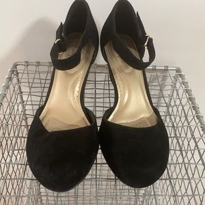 WOMANS BLACK SUEDE HEELS!